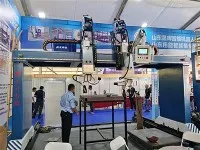 トレーラーベースプレート用ダブルガン自動溶接機