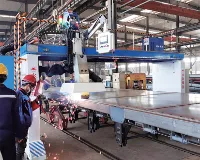 セミトレーラー床自動溶接機